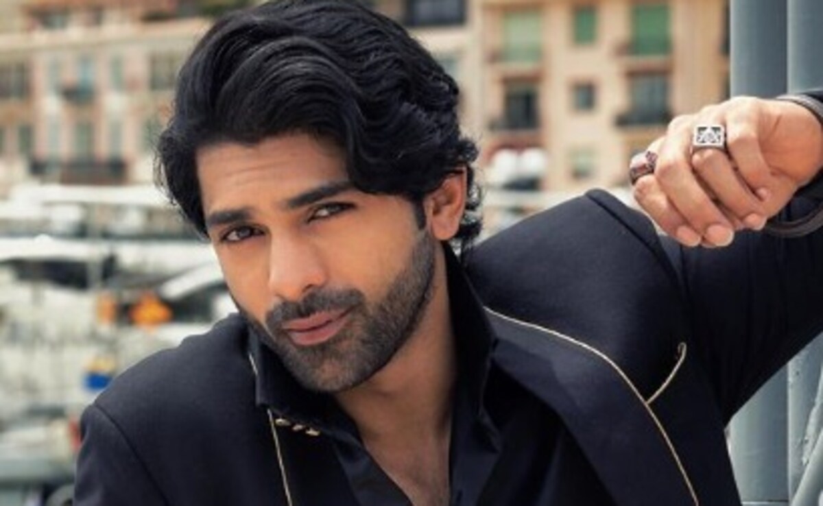 Taha Shah Badussha Reveals He Ran Behind Karan Johar's Car: "He Was Kind Enough To..."