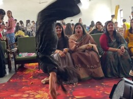 साड़ी पहन कर लड़की ने किया ऐसा हैंड स्टैंड देखने वालों का खुला रह गया मुंह, देख लोग बोले- आपके चरण कहां हैं साड़ी पहन कर लड़की ने किया ऐसा हैंड स्टैंड देखने वालों का खुला रह गया मुंह, देख लोग बोले- आपके चरण कहां हैं