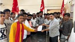 Sikar: 'बिजली कटौती बंद नहीं हुई तो होगा आंदोलन', CM के नाम ज्ञापन लिखकर CPI-M ने किया प्रदर्शन
