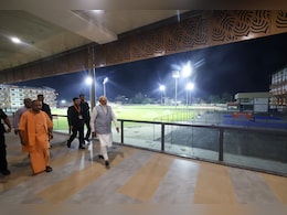 जब अचानक वाराणसी में सिगरा स्टेडियम का निरीक्षण करने पहुंचे PM मोदी, देखें तस्वीरें जब अचानक वाराणसी में सिगरा स्टेडियम का निरीक्षण करने पहुंचे PM मोदी, देखें तस्वीरें