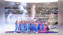T20 World Cup 2024: वर्ल्ड कप ट्रॉफी को चूमते, कंधे पर तिरंगा... टीम इंडिया ने खुशी के आंसुओं के साथ ऐसे मनाया जीत का जश्न, देखें PHOTOS