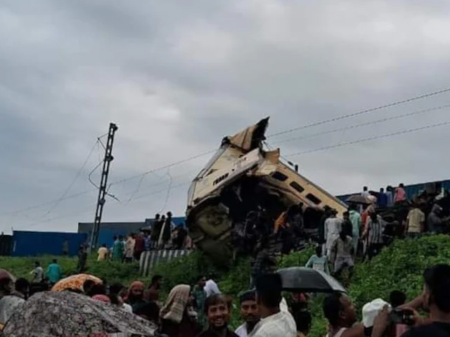 8 Dead, 25 Injured After Goods Train Hits Kanchanjunga Express in Bengal