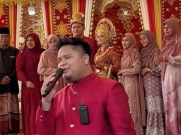 Viral Video: विदेशी शादी में आर्केस्ट्रा वाले भैया ने गाया मोहब्बतें फिल्म का गाना, हीरोइन की निकाली ऐसी आवाज लोगों की सिट्टी-पिट्टी हुई गुम Viral Video: विदेशी शादी में आर्केस्ट्रा वाले भैया ने गाया मोहब्बतें फिल्म का गाना, हीरोइन की निकाली ऐसी आवाज लोगों की सिट्टी-पिट्टी हुई गुम