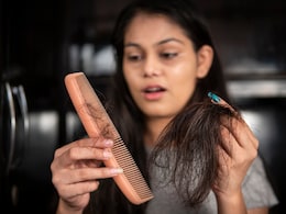 बरसात में बाल टूट और झड़ रहे हैं बहुत ज्यादा, तो इन हैक्स से कर सकते हैं कंट्रोल बरसात में बाल टूट और झड़ रहे हैं बहुत ज्यादा, तो इन हैक्स से कर सकते हैं कंट्रोल