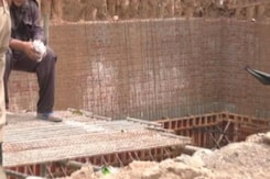 Delhi Rain: दिल्ली में भारी बारिश से घर धंसा,  3 लोगों के गड्डे में गिरने की आशंका