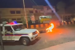 6 Cops Injured In Clash In Maharashtra's Jalgaon Over Minor's Rape, Murder 6 Cops Injured In Clash In Maharashtra's Jalgaon Over Minor's Rape, Murder