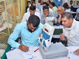 विरोधकांकडून EVM घोटाळ्याचा आरोप, 'या' मतदारसंघात फेरमतमोजणीचे संकेत विरोधकांकडून EVM घोटाळ्याचा आरोप, 'या' मतदारसंघात फेरमतमोजणीचे संकेत