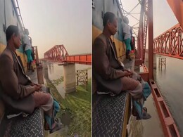 हाई स्पीड ट्रेन के इंजन पर बैठकर यात्रा करता दिखा शख्स, देख लोग बोले- पैर टूटे तो टूटे लेकिन हीरोगिरी ना छूटे हाई स्पीड ट्रेन के इंजन पर बैठकर यात्रा करता दिखा शख्स, देख लोग बोले- पैर टूटे तो टूटे लेकिन हीरोगिरी ना छूटे