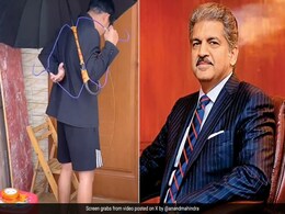 शख्स ने जुगाड़ से बनाया हैंड्स-फ्री छाता, हाथ में नहीं पकड़ना, बस कंधे में फंसाकर चल दीजिए, आनंद महिंद्रा हुए इंप्रेस शख्स ने जुगाड़ से बनाया हैंड्स-फ्री छाता, हाथ में नहीं पकड़ना, बस कंधे में फंसाकर चल दीजिए, आनंद महिंद्रा हुए इंप्रेस