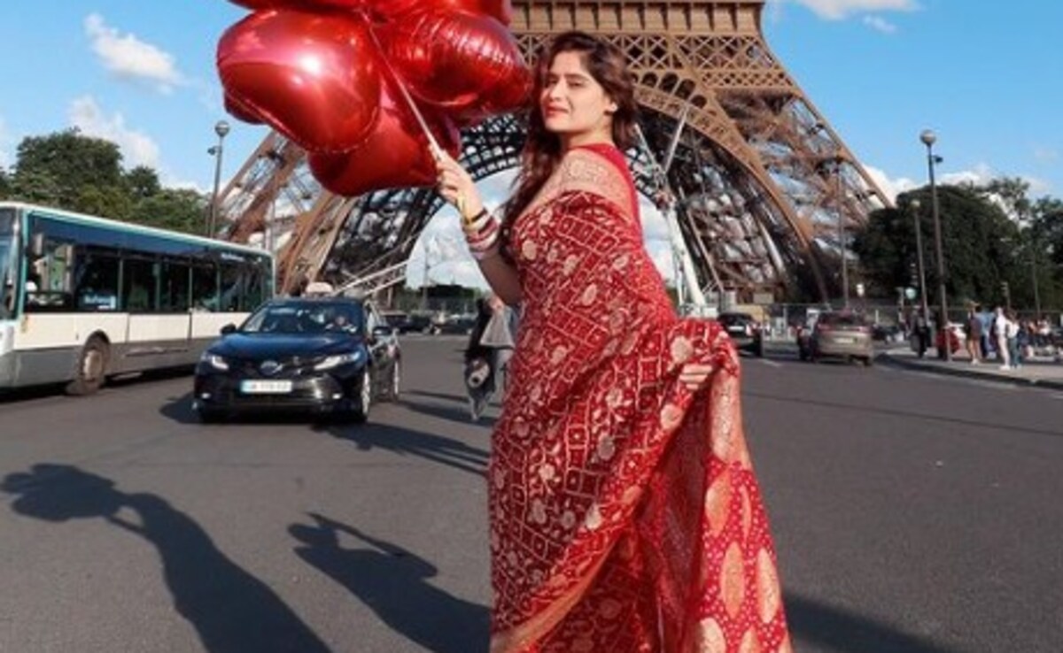 Watch: Aditi Rao Hydari's Viral Walk From <i>Heeramandi</i> Recreated By Television Actress Arti Singh