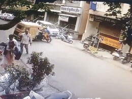 बेकाबू ऑटो ने लोगों को मारी टक्कर, सीसीटीवी में कैद हुआ हादसा बेकाबू ऑटो ने लोगों को मारी टक्कर, सीसीटीवी में कैद हुआ हादसा