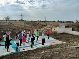 MP News: योग की आश्चर्यजनक तस्वीर आई सामने, अमृत सरोवरों के वेस्टवियर पर अधिकारियों ने किए योगासन   MP News: योग की आश्चर्यजनक तस्वीर आई सामने, अमृत सरोवरों के वेस्टवियर पर अधिकारियों ने किए योगासन