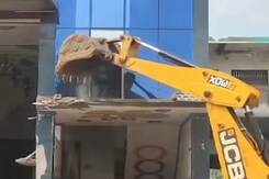 Deeg: Cyber ठगों के खिलाफ कार्रवाई, आलीशान ठिकानों को बुलडोजर से किया ध्वस्त Deeg: Cyber ठगों के खिलाफ कार्रवाई, आलीशान ठिकानों को बुलडोजर से किया ध्वस्त