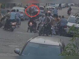Viral Video: बाइक पर जा रहे युवक को 8-10 बदमाशों ने बेरहमी से की पिटाई, CCTV में कैद वारदात