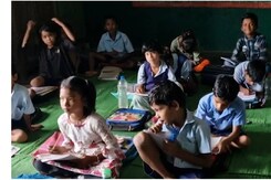 क्लास में घुसा बारिश का पानी सरकारी स्कूल का हाल बेहाल क्लास में घुसा बारिश का पानी सरकारी स्कूल का हाल बेहाल