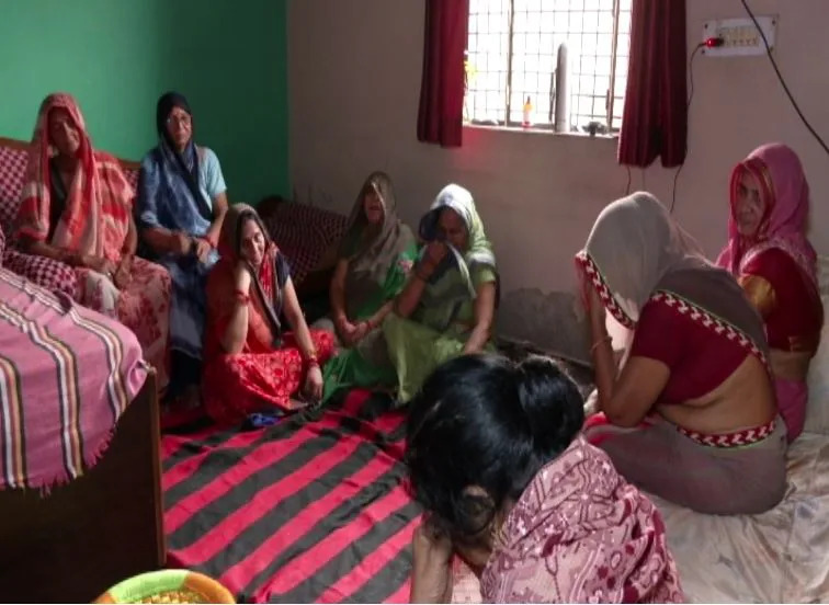 ड्रेसिंग सेंस का उड़ाते हैं मजाक, बॉडी और बोलने के तरीके पर करते भद्दे कमेंट... बैंकर ने सुसाइट नोट लिख दी जान