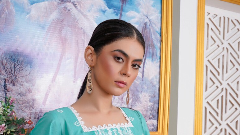 कुर्ती, ट्यूनिक्स में चार-चांद लगा देती है दस्तकारी कुर्ती, ट्यूनिक्स में चार-चांद लगा देती है दस्तकारी