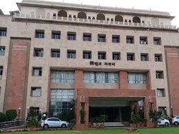 जयपुर डिस्कॉम ने बिजली उपभोक्ताओं को दी खुशखबरी, इस नंबर के जरिए चंद मिनटों में दूर होगी हर परेशानी जयपुर डिस्कॉम ने बिजली उपभोक्ताओं को दी खुशखबरी, इस नंबर के जरिए चंद मिनटों में दूर होगी हर परेशानी