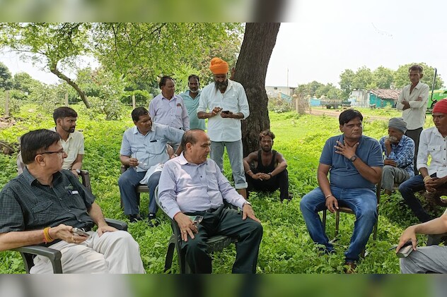 अशोकनगर जिले के चार गांव हैजा की चपेट में है, ग्रामीणों के बीच बैठे हुए विभाग के अधिकारी. अशोकनगर जिले के चार गांव हैजा की चपेट में है, ग्रामीणों के बीच बैठे हुए विभाग के अधिकारी.