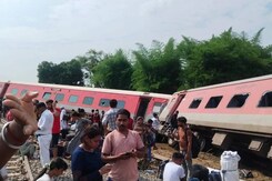 Gonda Train Accident Breaking News: गोंडा में बड़ा रेल हादसा पटरी से उतरी डिब्रूगढ़ एक्सप्रेस