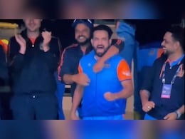 यूसुफ पठान ने लगाया ऐसा तूफानी छक्का कि इरफान पठान के बदल गए तेवर, ड्रेसिंग रूम से भरी दहाड़, VIDEO यूसुफ पठान ने लगाया ऐसा तूफानी छक्का कि इरफान पठान के बदल गए तेवर, ड्रेसिंग रूम से भरी दहाड़, VIDEO