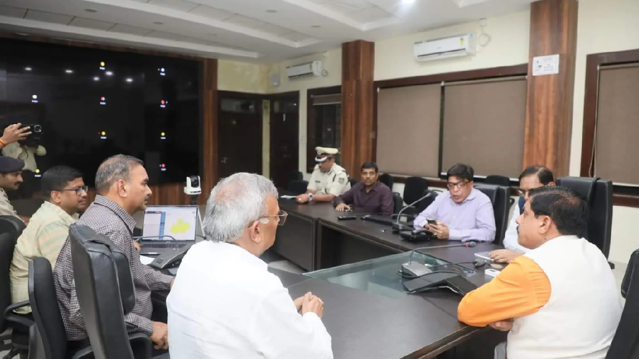 दिल्ली से लौटते ही अचानक बाढ़ कंट्रोल रूम पहुंचे सीएम मोहन