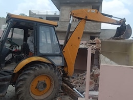 Bulldozer Action In Sikar: परीक्षा का पेपर लीक कर भाई को बनाया था SI, मास्टरमाइंड यूनिक भांभू के घर पर चला बुलडोजर