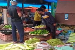Vegetable Price Hike: आसमान छू रहे सब्जियों के दाम तो लोग हुए परेशान Vegetable Price Hike: आसमान छू रहे सब्जियों के दाम तो लोग हुए परेशान