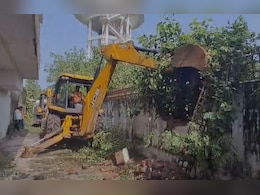 आजम खान के रिजॉर्ट पर चला प्रशासन का बुलडोजर, खाद के गड्ढों पर था कब्जे का आरोप आजम खान के रिजॉर्ट पर चला प्रशासन का बुलडोजर, खाद के गड्ढों पर था कब्जे का आरोप