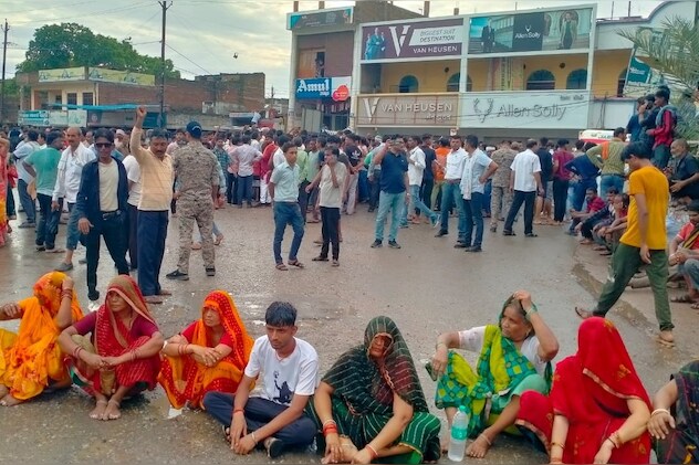भिंड के सुभाष तिराहे पर चक्का जाम के बीच सड़क पर मांगों को लेकर बैठी हुई समाज की महिलाएं. भिंड के सुभाष तिराहे पर चक्का जाम के बीच सड़क पर मांगों को लेकर बैठी हुई समाज की महिलाएं.