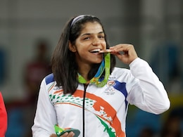 अध्यक्षपदाच्या लालसेपोटी बबिताने आंदोलन पेटवले, साक्षी मलिकच्या खुलाशाने खळबळ अध्यक्षपदाच्या लालसेपोटी बबिताने आंदोलन पेटवले, साक्षी मलिकच्या खुलाशाने खळबळ