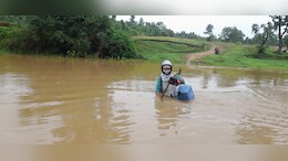बारिश में सब कुछ हुआ तहस-नहस ! एक टीके के लिए पार करनी पड़ रही नदी