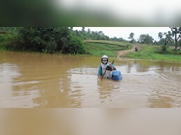 बारिश में सब कुछ हुआ तहस-नहस ! एक टीके के लिए पार करनी पड़ रही नदी