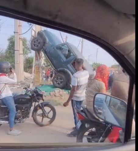 Thar SUV Drives Up Electric Pole After Being Hit By Sedan In Gurugram Thar SUV Drives Up Electric Pole After Being Hit By Sedan In Gurugram