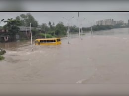 ठाणे : भारी बारिश से बढ़ी लोगों की मुश्किलें, उफान पर कामवारी नदी, स्कूल बस भी डूबी ठाणे : भारी बारिश से बढ़ी लोगों की मुश्किलें, उफान पर कामवारी नदी, स्कूल बस भी डूबी