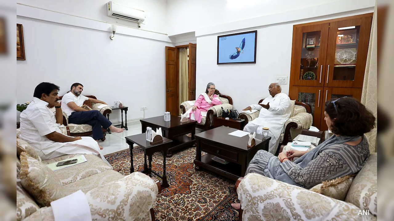 LIVE: संसद के मॉनसून सत्र को लेकर कांग्रेस की बैठक शुरू, खरगे और राहुल गांधी मौजूद