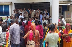 गुना- कस्टडी में युवक की मौत, कलेक्ट्रेट में महिलाओं का 'बवाल' गुना- कस्टडी में युवक की मौत, कलेक्ट्रेट में महिलाओं का 'बवाल'