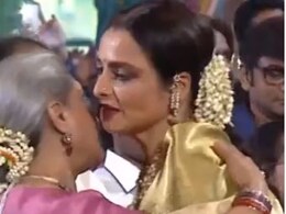 अमिताभ बच्चन को मिल रहा था अवॉर्ड, खुशी से दौड़कर जया बच्चन के पास पहुंचीं रेखा और लगा लिया गले, कुछ ऐसा था मिसेज बच्चन का रिएक्शन