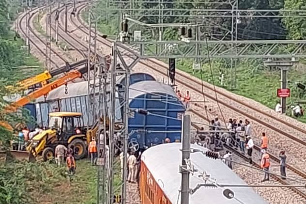 अलवर-मथुरा रेलवे ट्रैक पर अलवर स्टेशन और मॉल गोदाम के बीच मालगाड़ी के 3 डिब्बे पटरी से उतरकर पलट गए