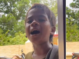 बच्चे ने ढोलक बजाकर खूबसूरती से गाया ओ सजनी रे, सुरीली आवाज़ से जमा दिया रंग, यूजर्स बोले- असली कलाकार तो सड़कों पर... बच्चे ने ढोलक बजाकर खूबसूरती से गाया ओ सजनी रे, सुरीली आवाज़ से जमा दिया रंग, यूजर्स बोले- असली कलाकार तो सड़कों पर...