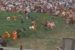 Hathras Stampede Case: हाथरस भगदड़ के बाद खेतों के रास्ते चले गए सेवादार, सामने आया Video Hathras Stampede Case: हाथरस भगदड़ के बाद खेतों के रास्ते चले गए सेवादार, सामने आया Video