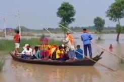 Floods In India: Uttarakhand हो या Uttar Pradesh, उफान पर नदियां, सड़कें बनी दरिया Floods In India: Uttarakhand हो या Uttar Pradesh, उफान पर नदियां, सड़कें बनी दरिया