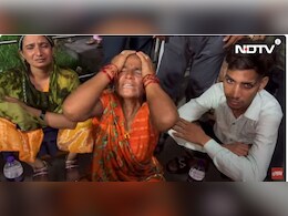हाथरस का सबसे दर्दनाक वीडियो : "मेरी आंख पत्थर हेगईं...", सिर पीटती महिला का दर्द सीना चीर रहा है  हाथरस का सबसे दर्दनाक वीडियो : "मेरी आंख पत्थर हेगईं...", सिर पीटती महिला का दर्द सीना चीर रहा है