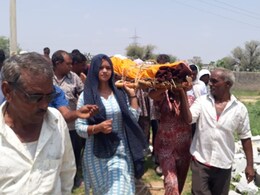 बेटों से कंधा से कंधा मिलाकर चलने वाली बेटियों ने दिया पिता की अर्थी को कंधा, राजस्थान में कायम किया मिसाल