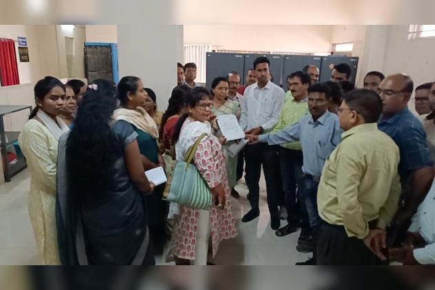 पटवारियों ने हड़ताल में अपना काम बंद कर दिया है.