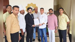 आधार आणि पीएफ खाते लिंक नसल्याचे कारण देत कर्मचाऱ्याला कामावरून काढलं, अवघ्या 2 दिवसांत मिळाला न्याय
