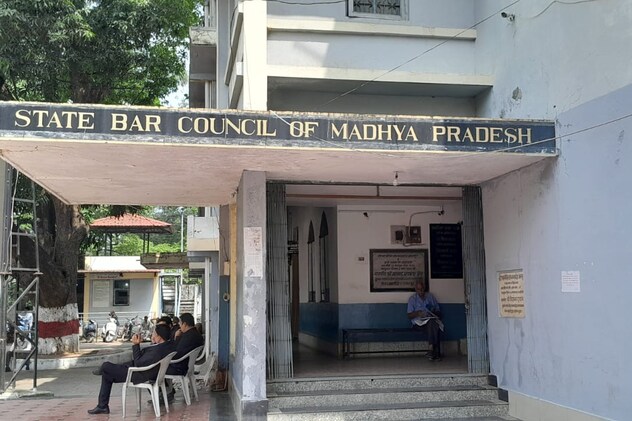 एमपी स्टेट बार काउंसिल ने अपने सदस्य वकीलों के लिए यह आदेश जारी किया है. एमपी स्टेट बार काउंसिल ने अपने सदस्य वकीलों के लिए यह आदेश जारी किया है.