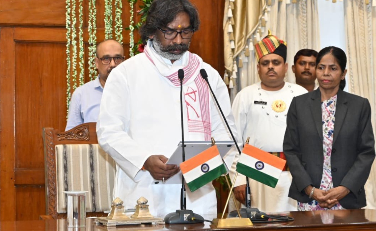हेमंत सोरेन ने फिर ली मुख्यमंत्री पद की शपथ,अब किर ओर जाएगी झारखंड की राजनीति