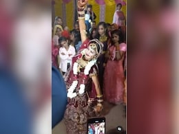 प्रीती जिंटा के गाने पर अपनी ही शादी में ऐसे डांस करने लगी दुल्हन लोग भूल गए ब्राइडल एंट्री, बोले- ये क्या देख लिया प्रीती जिंटा के गाने पर अपनी ही शादी में ऐसे डांस करने लगी दुल्हन लोग भूल गए ब्राइडल एंट्री, बोले- ये क्या देख लिया