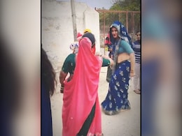 नीली साड़ी और सिर पर पल्ला, दिव्या भारती के गाने पर भाभी ने सड़क के बीचोंबीच किया जबरदस्त डांस, लोग बोले-सुपर से भी ऊपर नीली साड़ी और सिर पर पल्ला, दिव्या भारती के गाने पर भाभी ने सड़क के बीचोंबीच किया जबरदस्त डांस, लोग बोले-सुपर से भी ऊपर